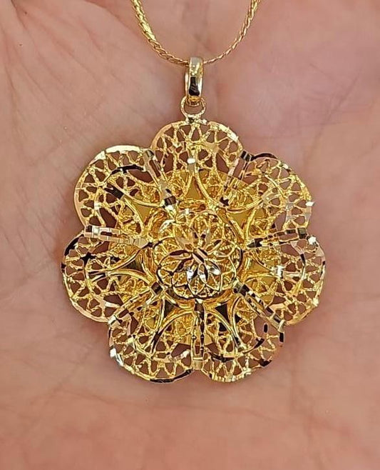 18k Flower Pendant